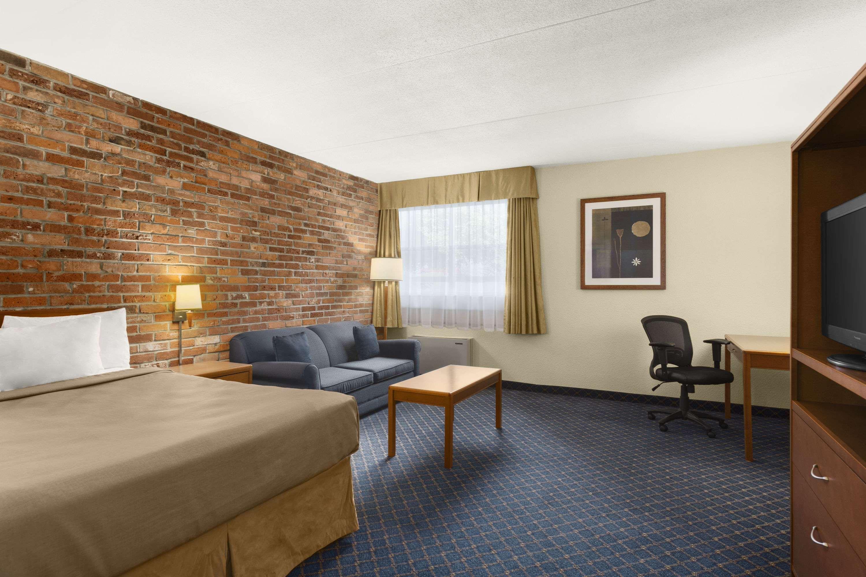 Travelodge By Wyndham Бари Екстериор снимка