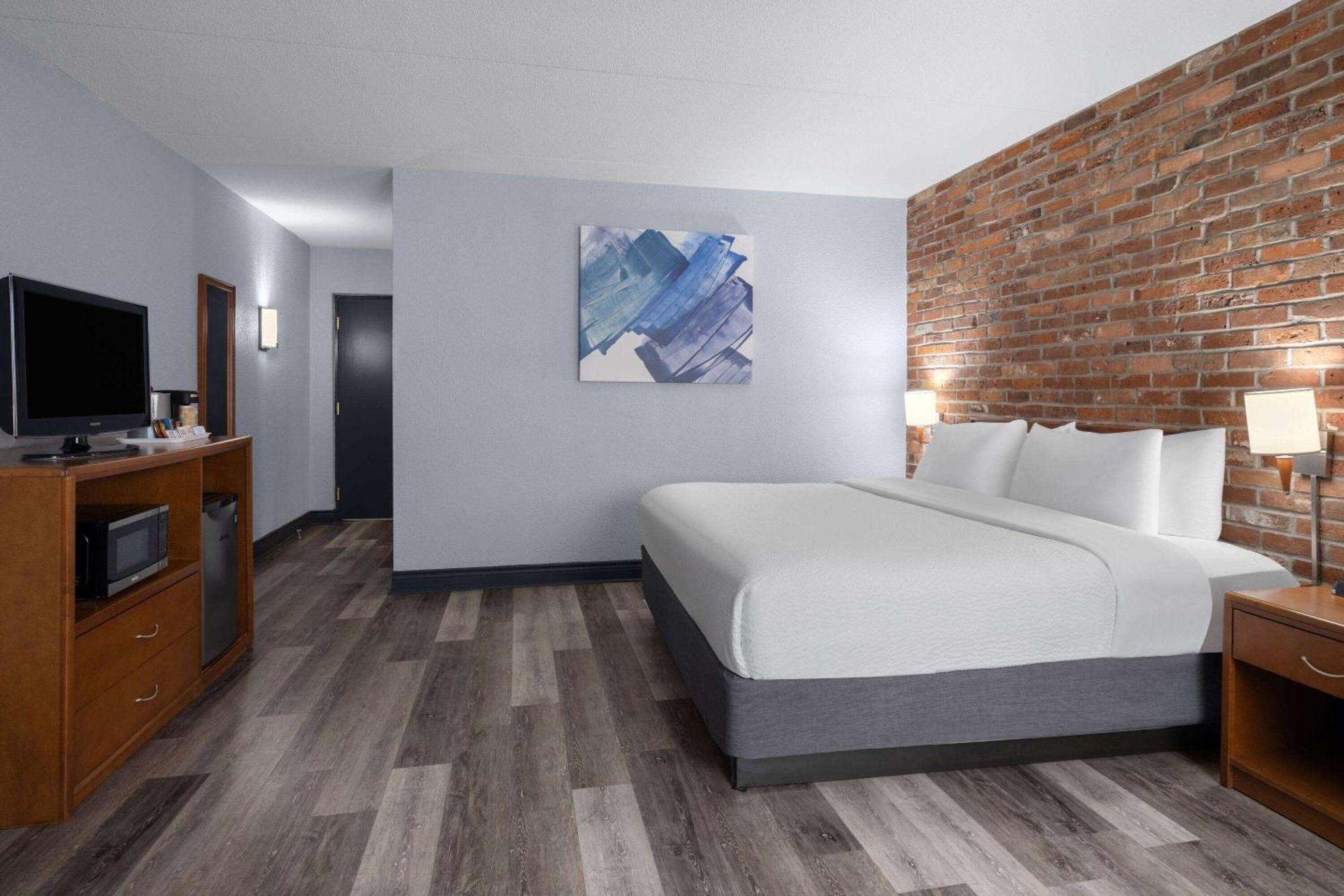 Travelodge By Wyndham Бари Екстериор снимка
